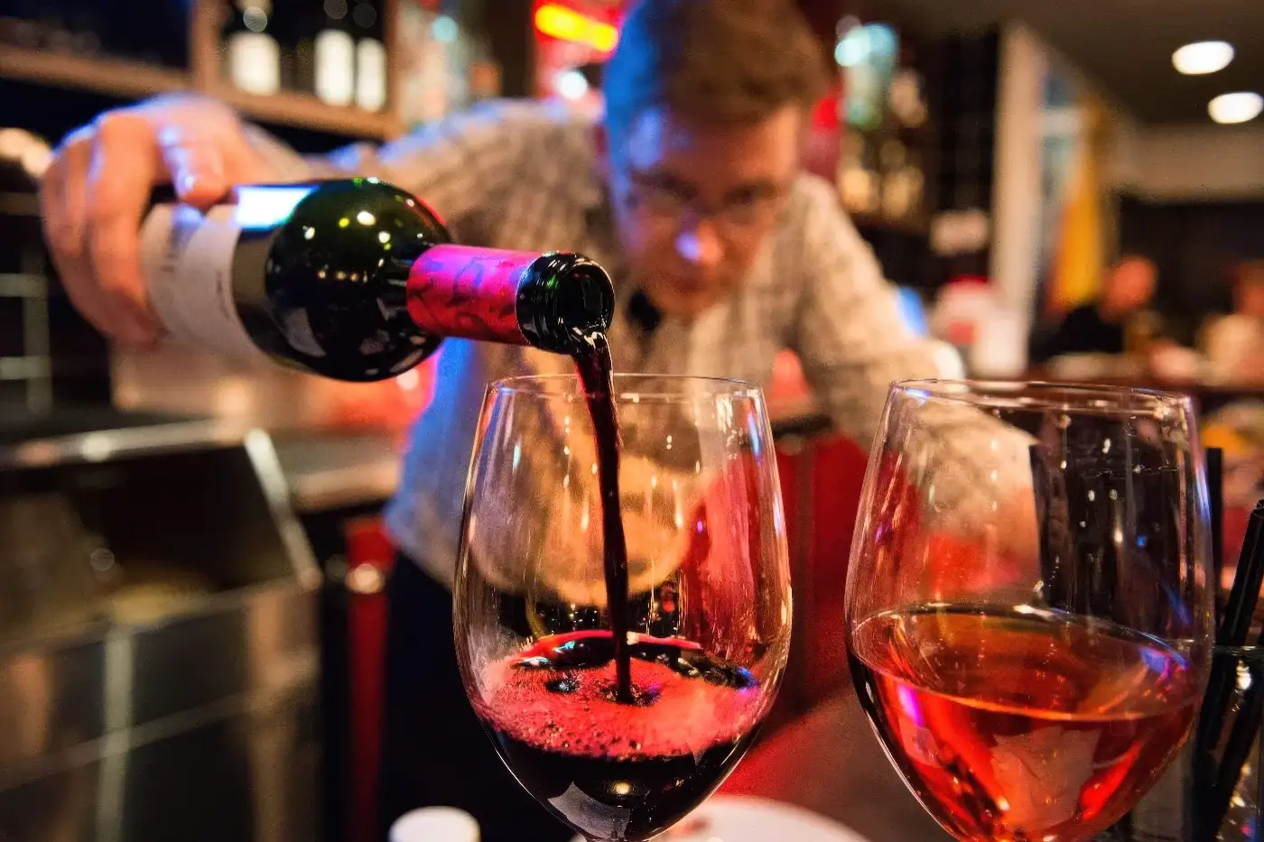 Boutique-hotel-bar-wine-serving-Derek-Galon